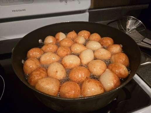 Beignet frying in the pot, where the flavour settles