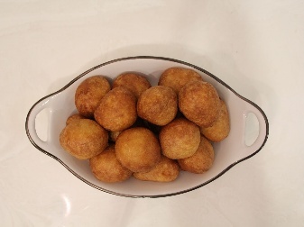 Beignet on a round plate, side lit