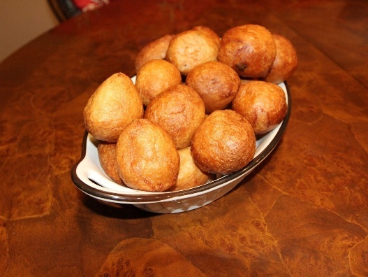 UndaPot Beignet on a warm wooden platter