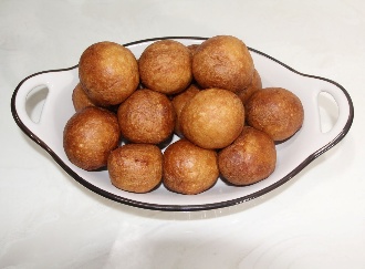 Beignet on a white platter